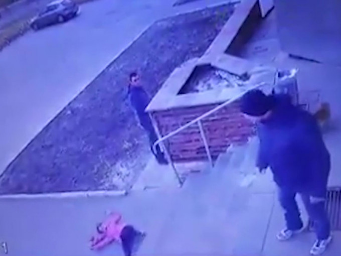 烏克蘭一名父親因子女爭搶超市手推車，拉6歲女跌落樓梯，因此被捕。(網圖)