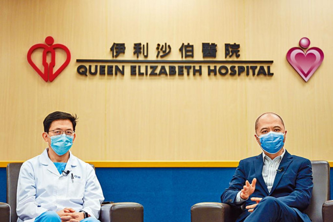 醫管局總行政經理鄧錦成（右）及伊院傳染病科主管胡德超接受中新社訪問。