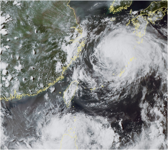 强烈热带风暴「安比」掠过冲绳岛后，继续靠近中国华东地区。中央气象局图片