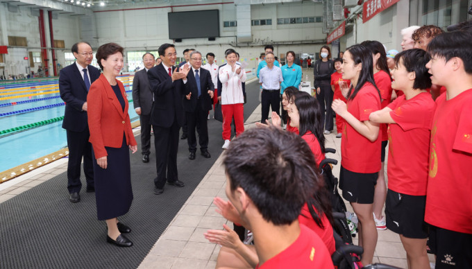 国务委员谌贻琴在北京会见即将出征的巴黎残奥会中国体育代表团。　新华社