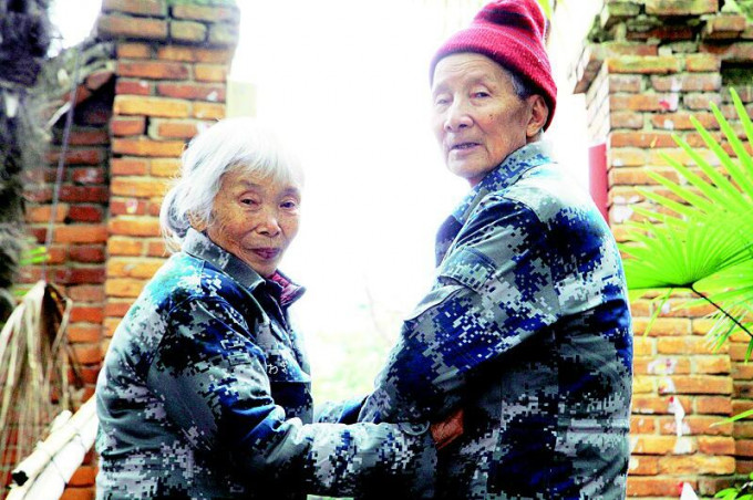 中国首位女伞兵马旭(左)、丈夫顔学庸(右)。微博图片