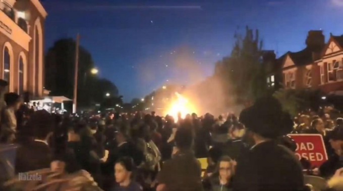 倫敦北部一個猶太慶典中，人群圍着火堆在慶祝。（網圖）