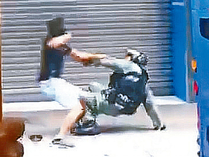被告襲擊被踢倒的警員。