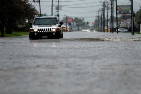 熱帶風暴哈維挾豪雨侵襲美國南部的德州。AP