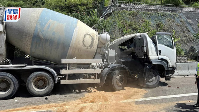 田螺车漏油，警员铺上木槺。fb： 香港突发事故报料区