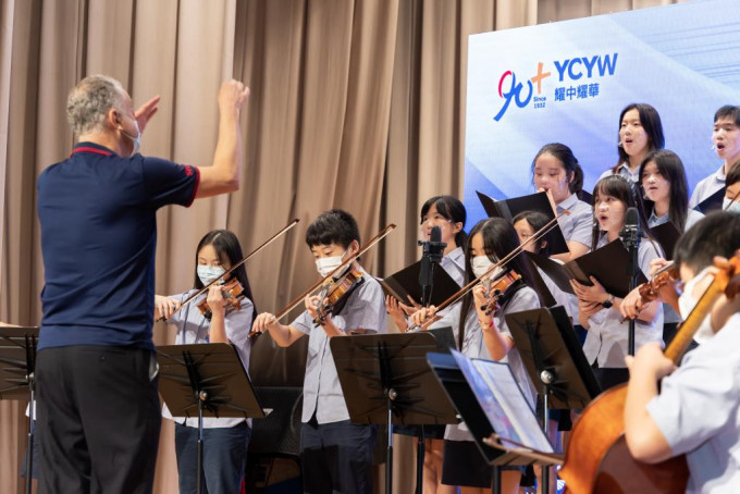 耀中耀華的音樂課程根據學生興趣，為他們量身設計好玩及有趣的音樂課程。例如學生從小需接受小提琴教育，日後亦能按喜好選擇喜歡的樂器學習。