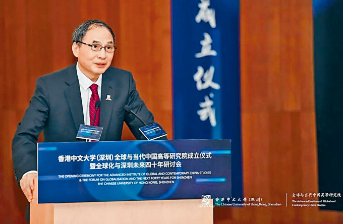 郑永年（右）出任中大深圳高等研究院院长。