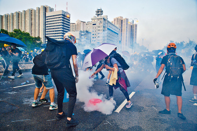 ■大批示威者於前年八月五日，在大埔汀角路一帶集結堵路。