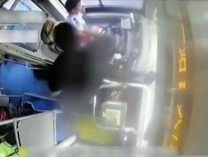 女乘客14秒暴打司机21次，巴士司机打不还手。(网图)