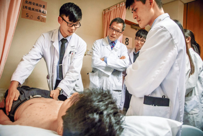 港大醫學院院長劉澤星（左二）表示，醫學院近年招聘人手亦有困難，欠缺足夠教師為學生督導。