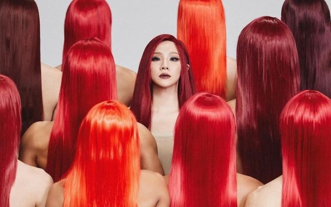 CL在不同紅髮背影中以正面紅髮和紅唇示人。