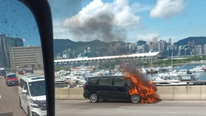 車頭迅即陷入火海。fb群組香港突發事故報料區圖片