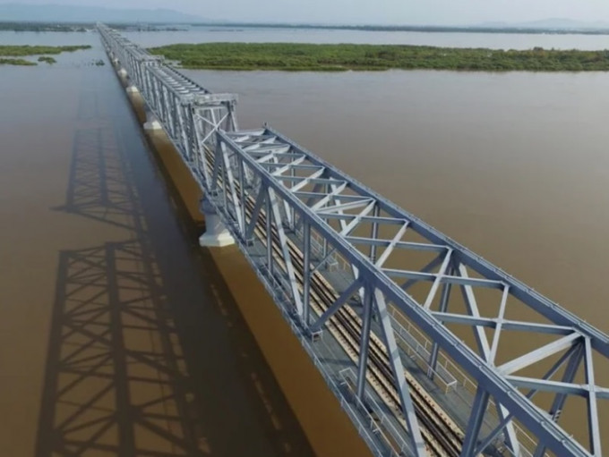 中俄首座跨江铁路大桥铺轨贯通。央视新闻图片