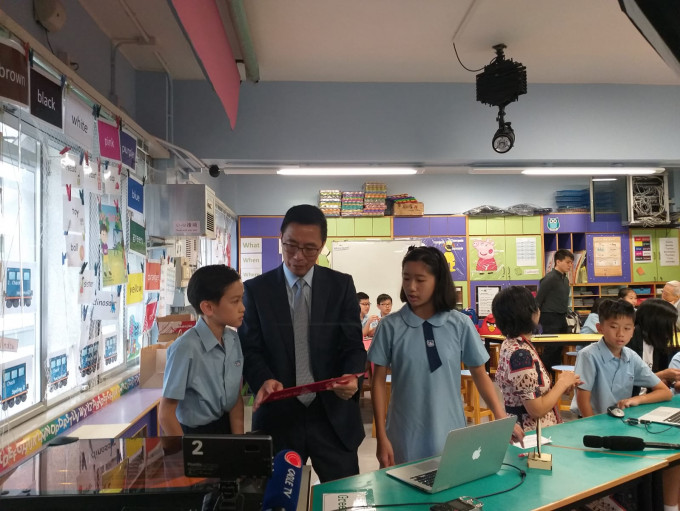 教育局局長楊潤雄今早出席於油麻地天主教小學舉行的開學禮活動。