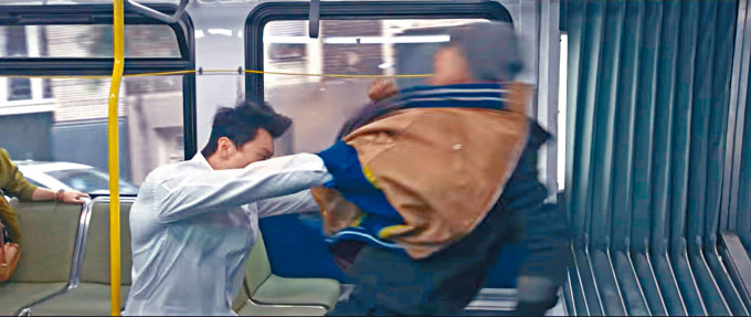 「尚氣」劉思慕用外套對付敵人，似足成龍在《紅番區》的打鬥場面。