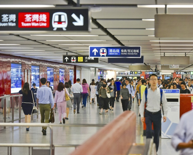 港铁表示，机场快綫市区预办登机服务以及荃湾綫列车服务及轻铁服务今早回复正常。