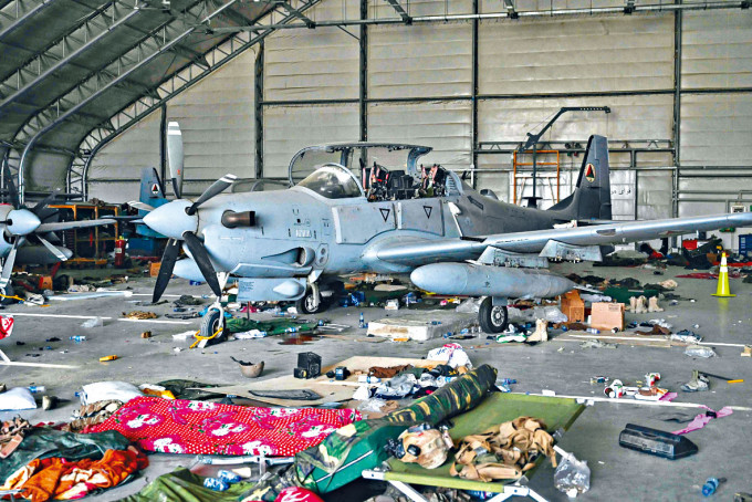 喀布爾機場機庫遺下政府軍戰機。