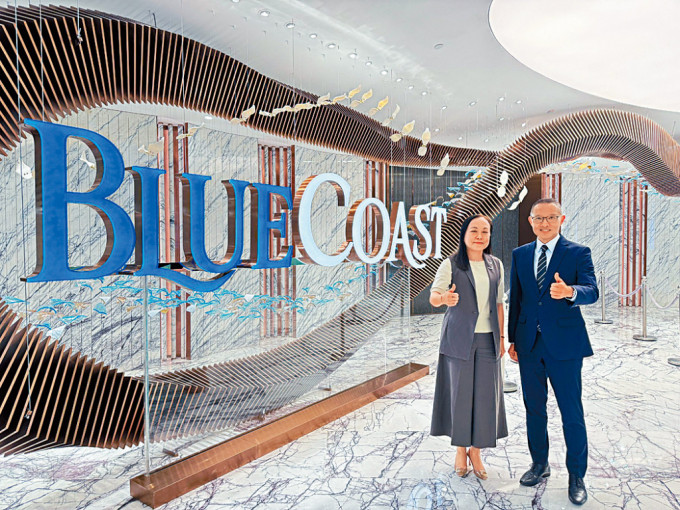 长实杨桂玲（左）表示，Blue Coast是次提价单位加幅约3%至5%，仍属温和加幅，还未到成本价。