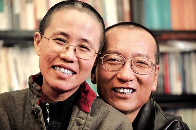 劉曉波(右)肝癌逝世後，其遺孀劉霞(左)去向惹關注。