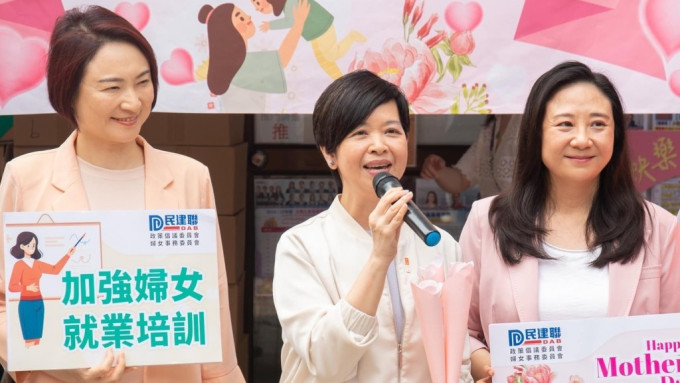 何永贤(中)表示，房委会将推出不同政策，鼓励女性加入「母亲行列」。何永贤fb