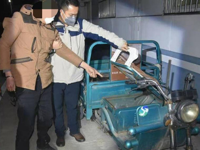 江蘇男子勒死老婆用三輪車帶「屍體」派出所自首。