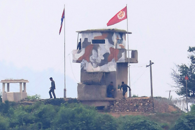 在兩韓接壤的坡州市的北韓軍事守衛哨站，看到北韓軍人。AP圖