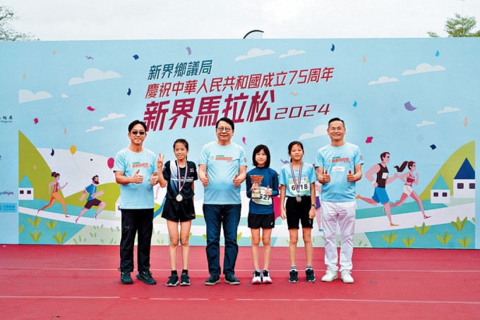 「新界鄉議局新界馬拉松2024」昨在粉嶺高爾夫球場「舊場」舉行，陳國基（左三）及劉業強（左一）主禮。