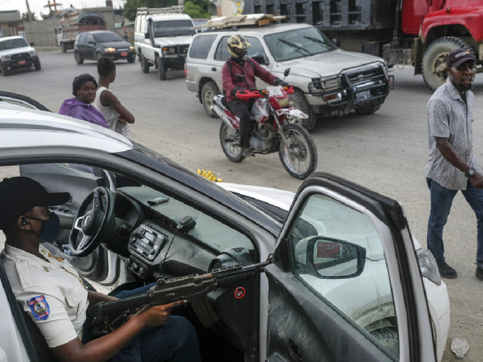 海地治安恶化，街头有持枪的警察巡逻。 （美联社）