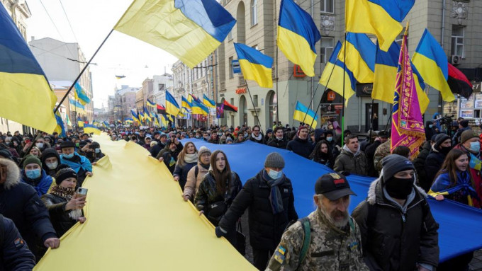 示威的群众乌克兰国旗及一同唱乌克兰国歌。AP