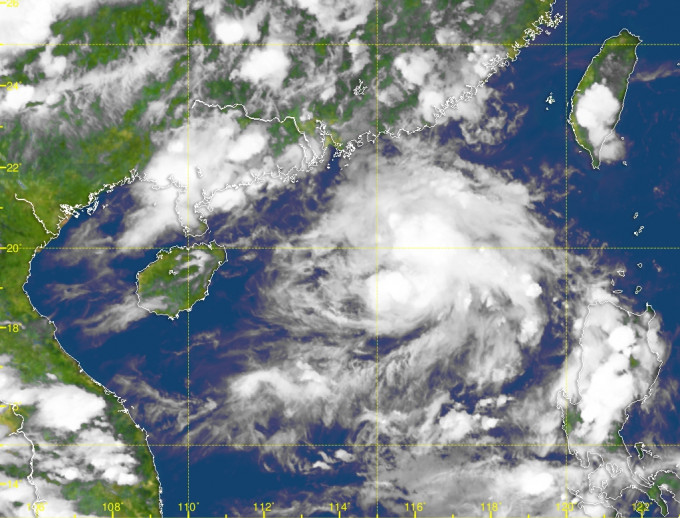 位于南海北部的广阔低压区正为广东沿岸带来骤雨及雷暴。天文台卫星云图