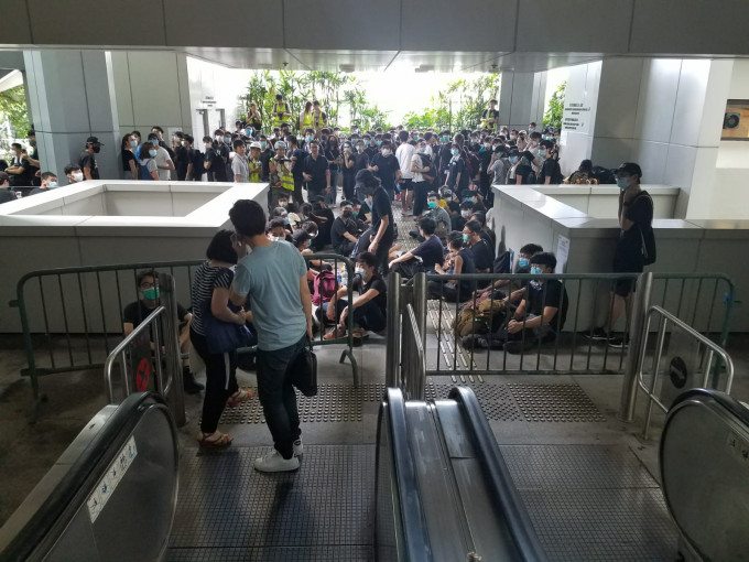示威者以鐵馬堵塞連接金鐘政府合署低座與高座的扶手電梯。