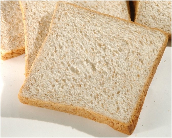 市民难凭面包表面断定其钠含量。