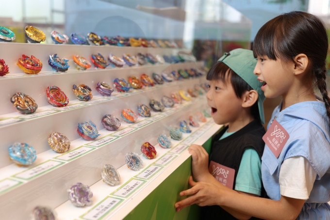 裕民坊YM2設爆旋陀螺展覽區展出《擊爆戰魂》系列100隻經典珍藏陀螺。