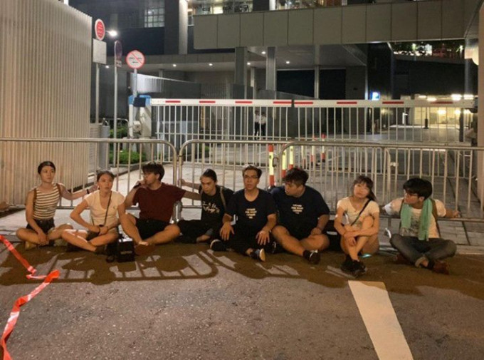 香港眾志成員在立法會停車場外靜坐。香港眾志FB圖片