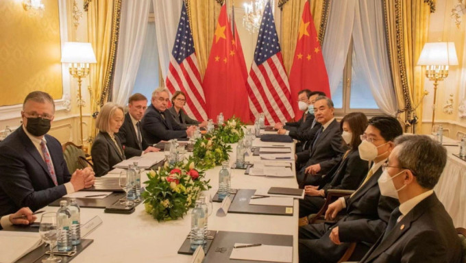 中共中央政治局委员、中央外办主任王毅（右四）与美国总统国家安全事务助理沙利文（左三）在奥地利维也纳会晤。 Twitter @theserenadong