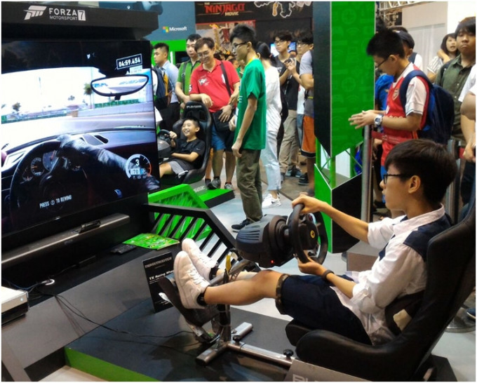 市民試玩尚未在港推出的Xbox Forza 7遊戲。