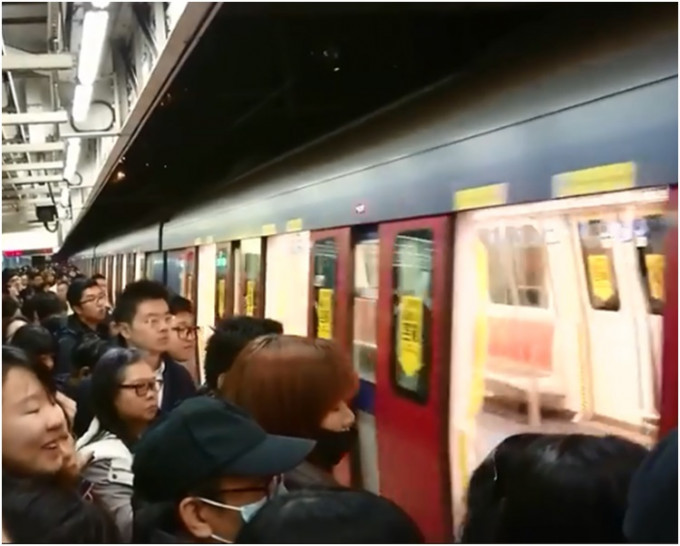 列車開門行駛。網上截圖，片段由網民Kerge Ho拍攝