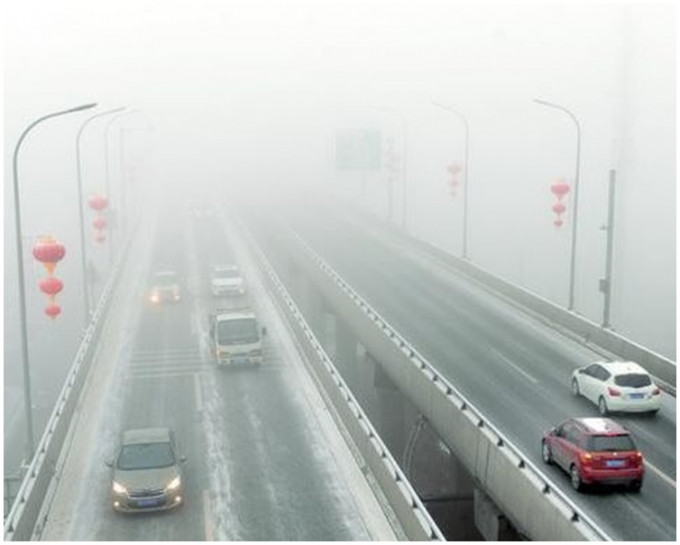 新疆月前亦大雾弥漫车辆都行驶缓慢。