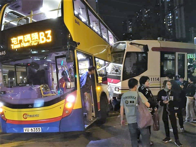 晚上近11時，兆麟輕鐵站外的十字路口，輕鐵與巴士相撞。
