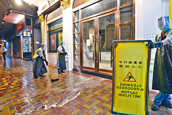 ■亞皆老街怡安閣地下直銷公司爆疫後，當局派員洗街。