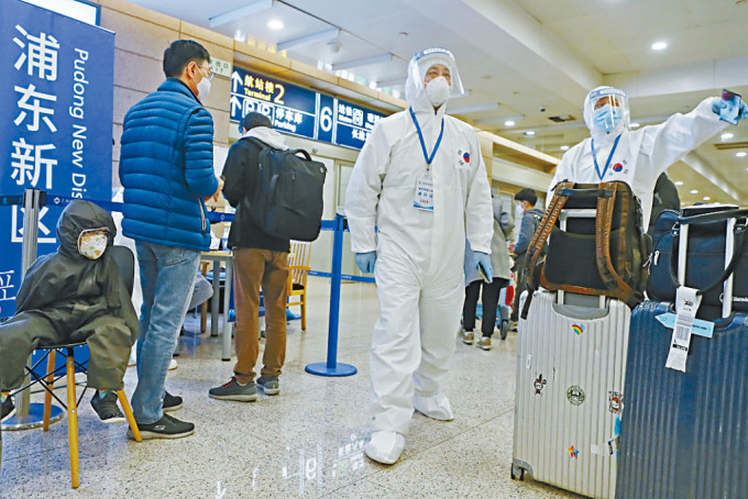 疫情下的上海国际机场，入境人员须先隔离。