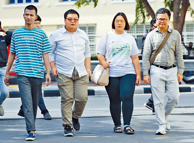 泰國學運領袖帕努沙雅（右二）和人權律師安農（右）等人周一被控冒犯君主罪。