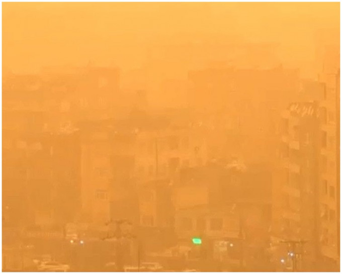 天空被沙塵染成橙黃色。網圖