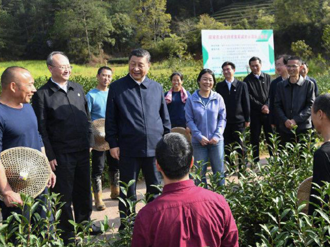 習近平先後來到南平市武夷山國家公園智慧管理中心、星村鎮燕子窠生態茶園、朱熹園，了解生態文明建設。