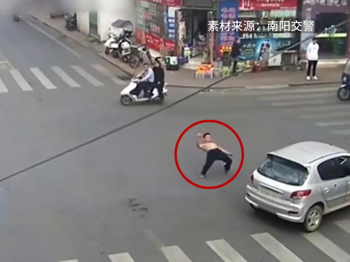 河南一名醉汉驾车十字路口连转16圈，落车后马路上打滚。