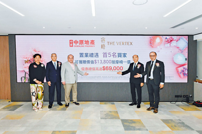鼎佩合夥人马宣义（左3）表示，睿峰2月起迄今累售70伙，平均成交尺价逾2.3万。