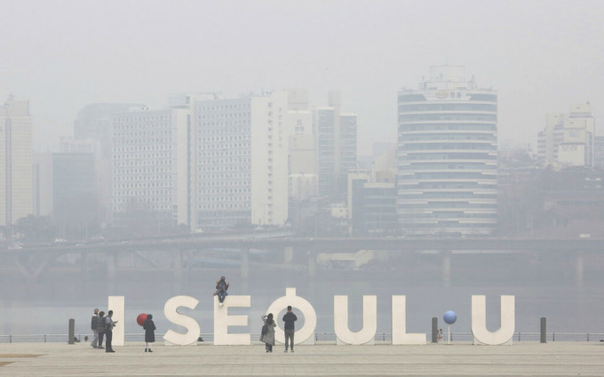 北京外交部質疑南韓將污染怪罪中國。AP圖片