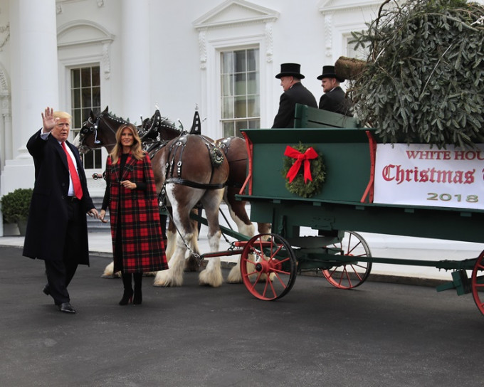 特朗普親迎白宮聖誕節兼拍馬屁。AP