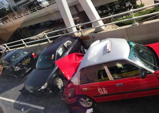 私家车被撞至打侧。香港突发事故报料区