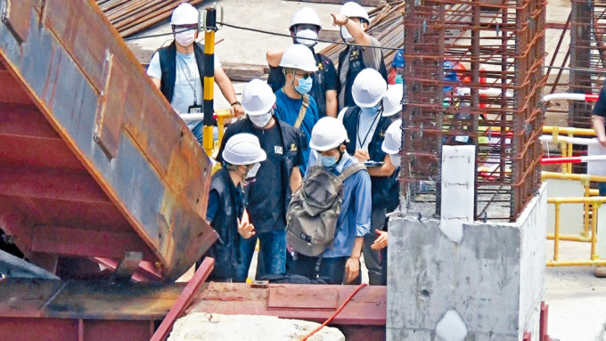 警方重案組人員量度天秤基座工字鐵焊接的位置，追查倒塌原因。